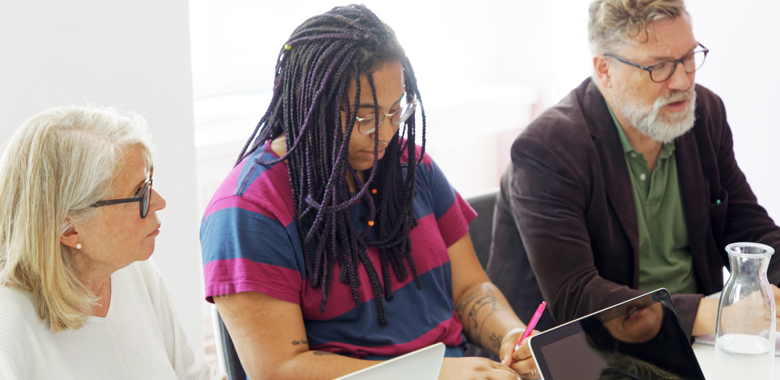 Mp32246116 Arbetskollegor Sitter Pa Mote Och Diskuterar Ett Projekt