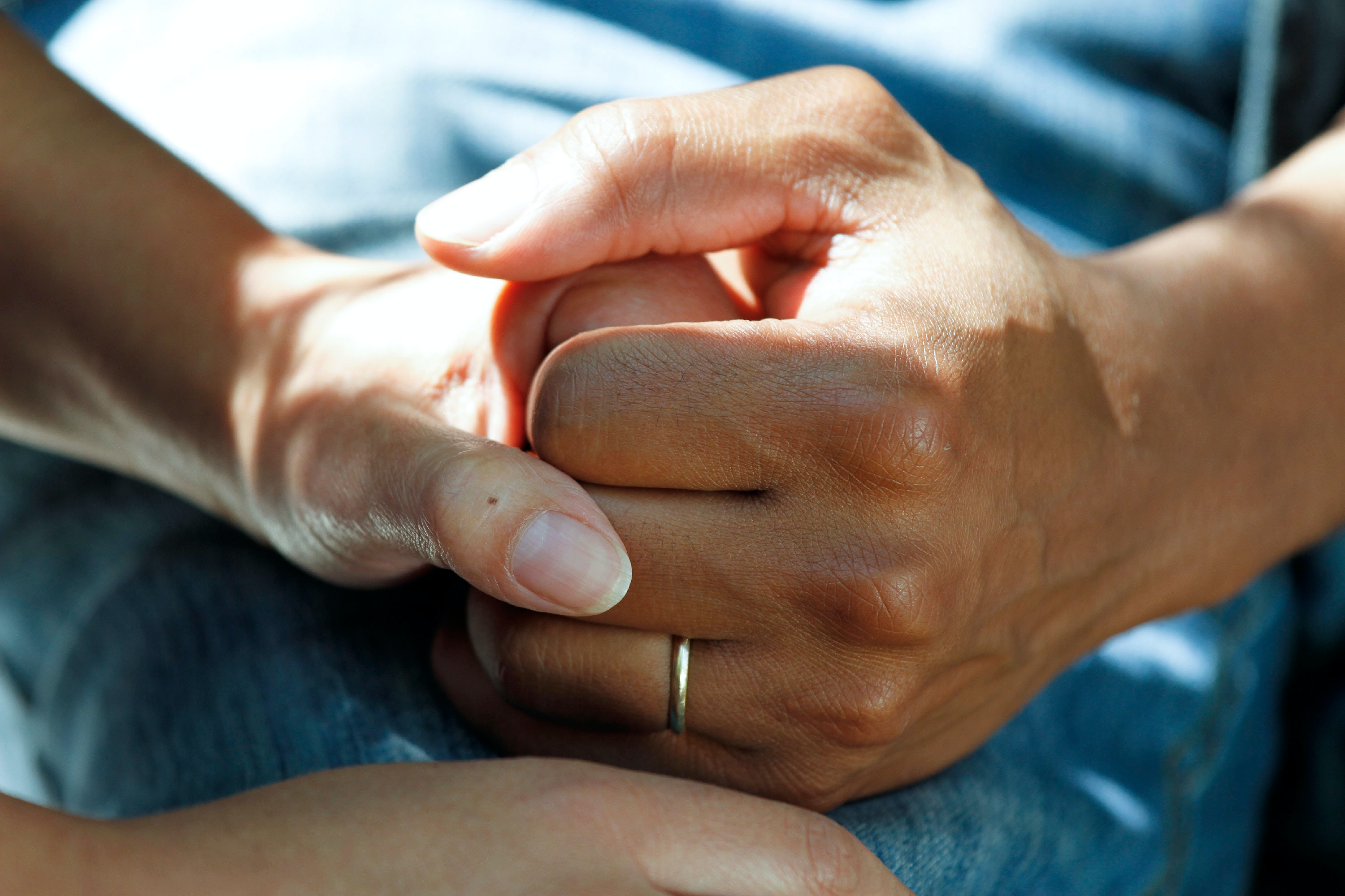 Två händer som håller hand inom vården