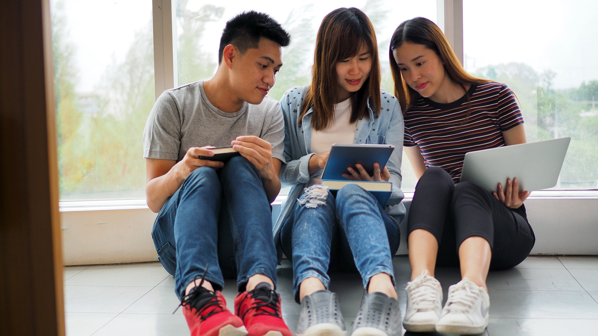 Mp40692696 Student Groups Are Viewing Information In Books Tablets